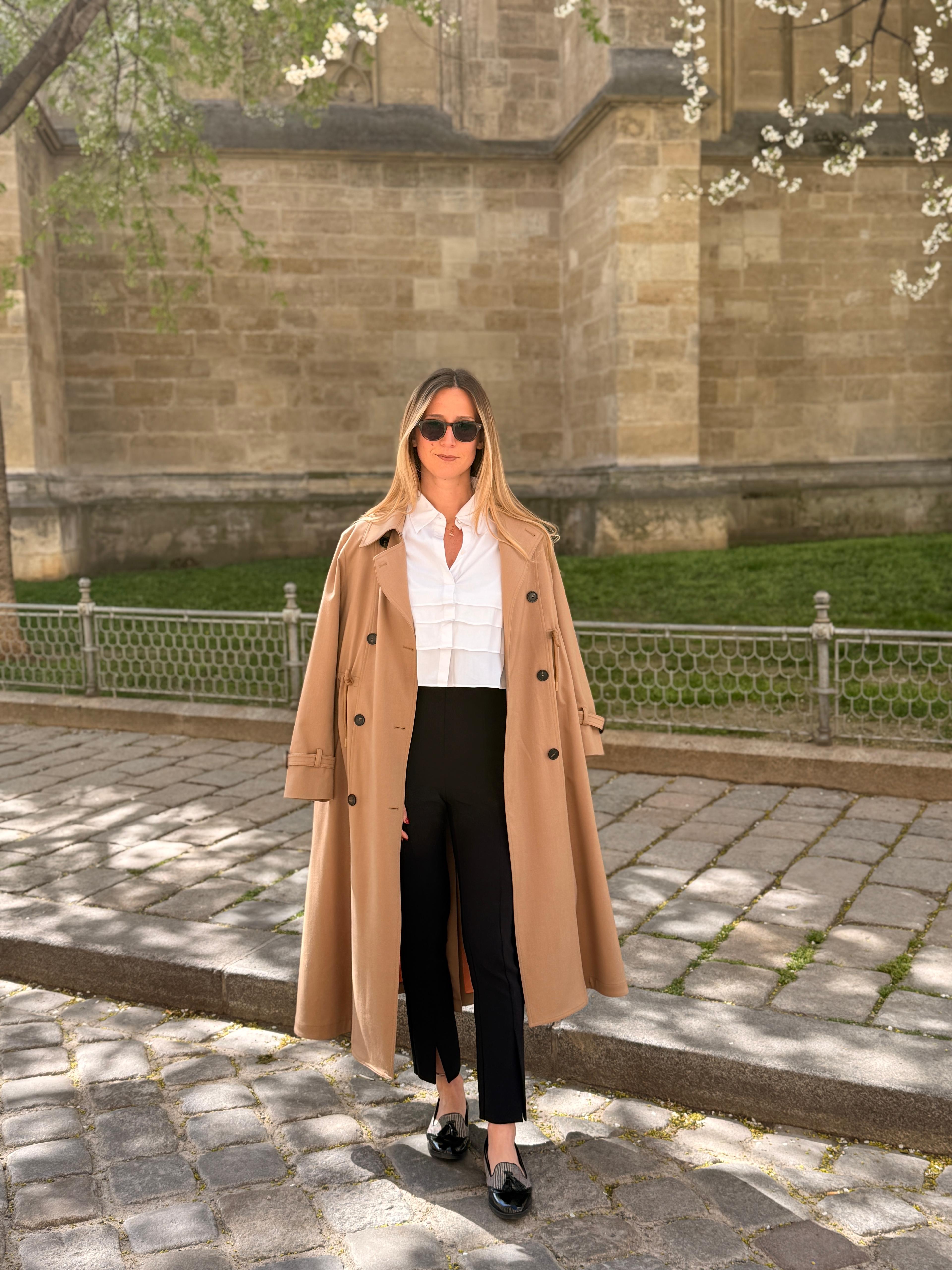 Stilberaterin im eleganten Trenchcoat – Portrait für die Über-mich-Sektion